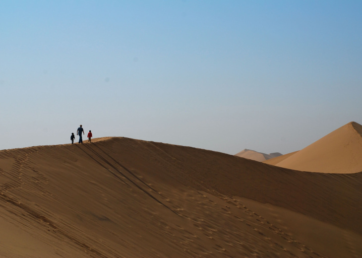 family-trek-in-the-desert