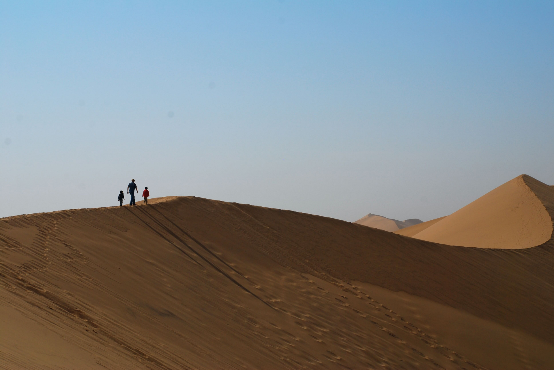 family-trek-in-the-desert